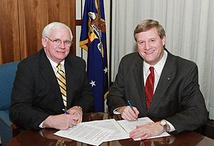 (left to right) Jim Norton, President, Association for High Technology Distribution, and OSHA’s Assistant Secretary, Edwin G. Foulke Jr., sign the Alliance renewal agreement on November 28, 2006.