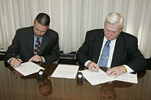 (right to left) OSHA’s then-Deputy Assistant Secretary, R. Davis Layne and AHTD President, Dan O’Brien sign national Alliance on November 29, 2004.