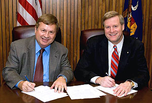 Robert D. Morrison, Divisional Vice President, Environment, Health and Safety, Abbott; and Edwin G. Foulke, Jr., Assistant Secretary, USDOL-OSHA sign a national Alliance renewal agreement on November 29, 2007