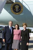 President George W. Bush met Caroline Hepner upon arrival in New York, New York, on Monday, September 20, 2004.  Hepner is an active volunteer with New York Cares, serving as a team leader for the Art Smart program for children at the Urban Family Center Henry Street Settlement on Manhattan’s Lower East Side.