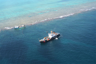 USCG cutter Walnut transfers fuel from the grounded Casitas.
