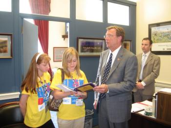 Congressman Porter discusses juvenile diabetes with Megan Christensen from Las Vegas. Megan is involved with the Juvenile Diabetes Research Foundation (JDRF). 