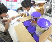 Customers return milk powder products at supermarket in Chengdu, in Sichuan province, 18 Sep 2008