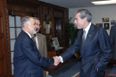 Secretary Gutierrez shakes hands with Iraqi Trade Minister