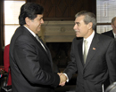 Secretary Carlos Gutierrez shakes hands with Peruvian President Alan Garcia