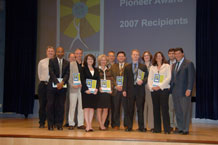 photo of Drs. Zerhouni and Berg with the 2007 Pioneer Award recipients.