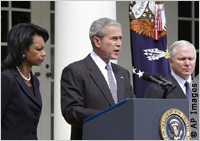 Bush, con la secretaria Rice (izda.), y el secretario Gates, anuncia respuesta de EE.UU. al conflicto entre Rusia y Georgia