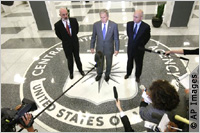 Bush, Michael Hayden, director de la CIA (dcha.), y Stephen Kappes, vicedirector, hablan sobre el conflicto entre Rusia y Georgia.