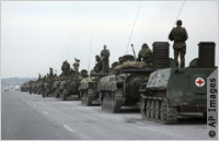 Una columna rusa de vehículos blindados entra en Georgia el 8 de agosto.