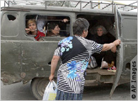 Una familia georgiana evacúa su hogar en las afueras de Tskhinvali.