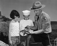 Un guarda forestal instruye sobre la vida marina en el Parque Nacional Acadia en 1961