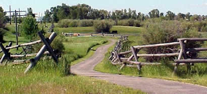 Image of trail from the visitor center to the ranch.