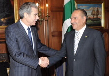 The Secretary and Minister of Trade are seen shaking hands. Click for larger image.