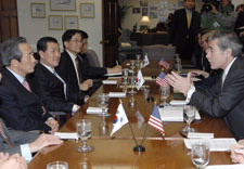 Gutierrez and Chung Mong Joon at table with aides. Click picture for larger image.