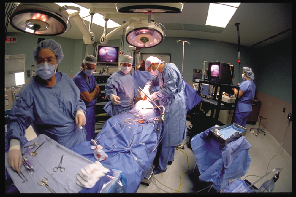 Surgens performing surgery