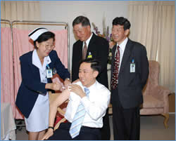 Thailand’s Minister of Commerce helps promote flu shots