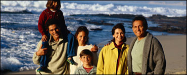 Foto: familia a la orilla del mar