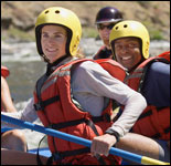 Foto: un grupo de personas con el equipo de seguridad adecuado para navegar en balsa neumática