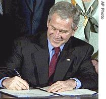 布什在白宫签署经济刺激方案
