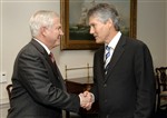 GATES WELCOMES AUSTRALIAN MINISTER - Click for high resolution Photo