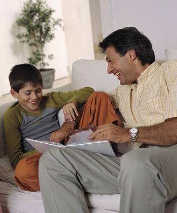 Un padre ayudando a su hijo con la tarea