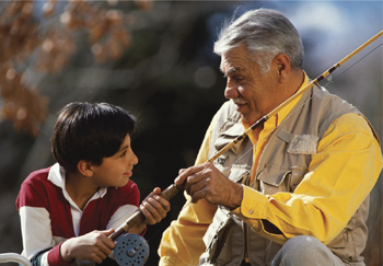 Un padre y un hijo pescando y conversando