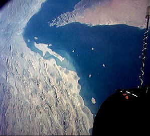 The Zagros Mountains of Iran (left) and other areas of interest around the Persian Gulf, photographed during the Gemini 12 mission.
