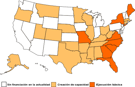 El mapa muestra, con colores, los estados que recibieron fondos para programas de prevención de enfermedades del corazón y derrames cerebrales en el año 2002. El color blanco indica que el estado no recibió fondos; el amarillo indica que el estado participa en el programa de <I>Capacity Building</I>; el anaranjado indica que el estado participa en el programa de <I> Implementación Básica</I>.
