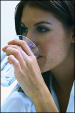 Foto: una mujer que está bebiendo agua
