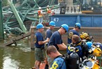 NAVY DIVERS - Click for high resolution Photo