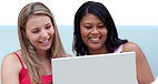 Esta página principal muestra tres generaciones de hombres a la izquierda y dos mujeres a la derecha usando una computadora portátil.
