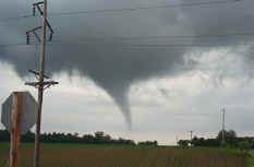 Photo of weak tornado near Pinckneyville, IL on May 31, 2001