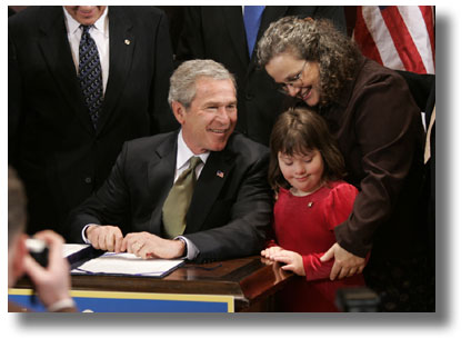 布什总统几年来支持了数项有关残疾人士的项目和法律。这张2004年的照片显示他在签署《残疾人士教育法案》前，与一对母女交谈。