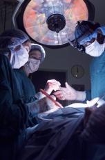 Fotografía de una enfermera pasándole un instrumento al cirujano