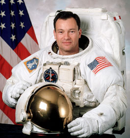 JSC2000-03028 : Astronaut Michael E. Lopez-Alegria