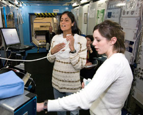JSC2006-E-10218 : Sunita Williams participates in proficiency training