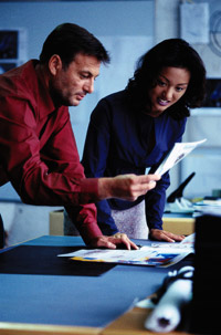 hombre y mujer mirando documento