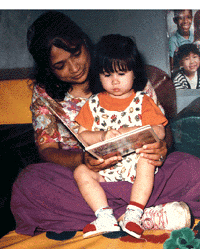 madre leyendo a niña