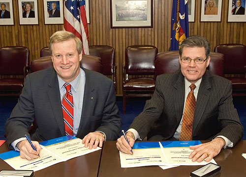 (left to right) Edwin G. Foulke, Jr., Assistant Secretary, USDOL-OSHA and Robert Mullen, Chief Executive Officer, Structure Tone, Inc. sign the strategic national partnership agreement on February 19, 2008 in Washington, DC