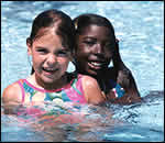 Dos ninas en la piscina.