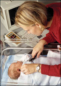 Foto: Una doctora examinando un recién nacido