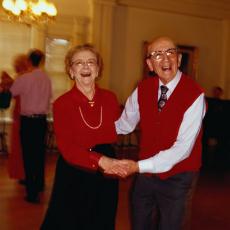 Fotografía de un hombre y una mujer mayores bailando