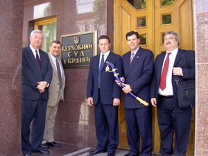 Oleksandr Potylchak, Justice of the Ukrainian Supreme Court and 2004 Open World alum greets the U.S. delegates at the Court entrance (from left:  Mihm, Magnuson, Potylchak, Bierman and Madanick)