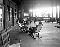 EL TOVAR HOTEL. 5 PEOPLE SITTING ON E PORCH. VERANDA OVERLOOKING THE CANYON. CIRCA 1906. GRAND CANYON N.P. MUSEUM COLLECTION.