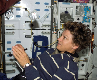 S114-E-6576 : Astronaut Eileen Collins watches floating container of food