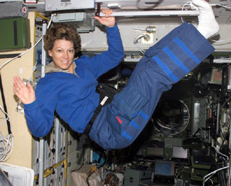 S114-E-7138 : Astronaut Eileen Collins waves