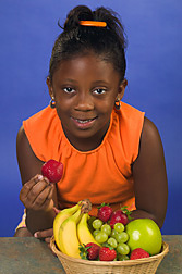 Niña que está a punto de comer una fresa. Enlace a la información en inglés sobre la foto