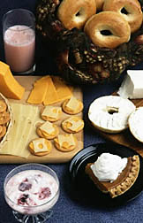 Roscas de pan, galletas secas, queso y otros alimentos. Enlace a la información en inglés sobre la foto
