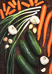 Zanahorias, cebollas, ajo y pepinos. Enlace a la información en inglés sobre la foto