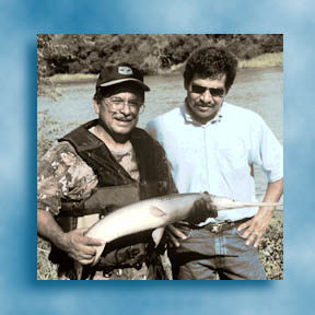 Fisheries biologists examining a rarely seen, long-nosed gar, see <a href="http://www.cerc.usgs.gov">Columbia Environmental Research Center</a>
